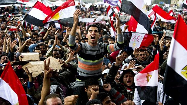 Praça Tahrir: protestos se seguiram pelo 17º dia consecutivo no centro do Cairo