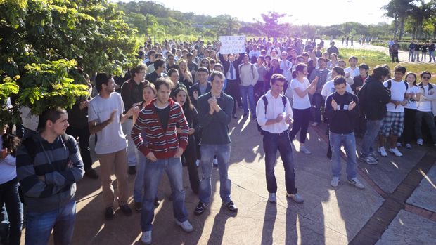 A favor da permanência da PM no campus, manifestação reuniu cerca de 300 pessoas na Praça do Relógio