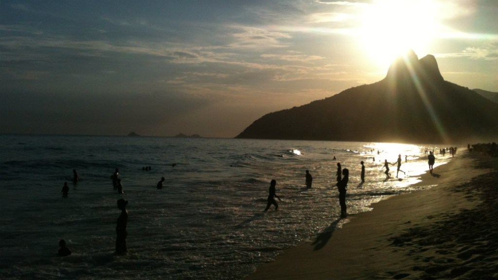 Praia de Ipanema, no Rio, no primeiro domingo pós-carnaval: feriados causarão perda de 42,2 bilhões de reais em 2013