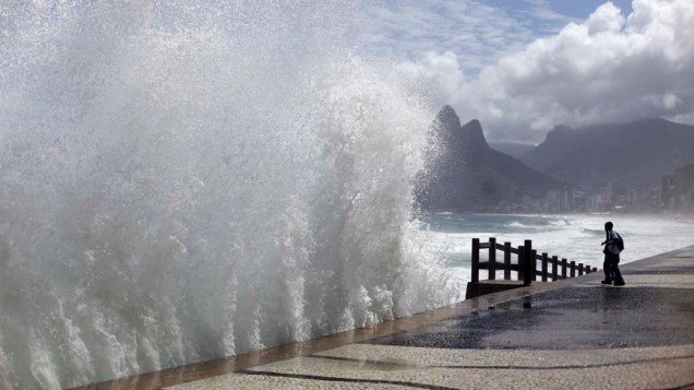Ondas na praia do Arpoador, Rio de Janeiro. De acordo com os metereologistas, um ciclone extratropical desencadeou a agitação do mar