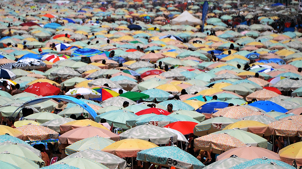 Praia de Ipanema no Rio de Janeiro ficou lotada com o calor desta quinta-feira(27)