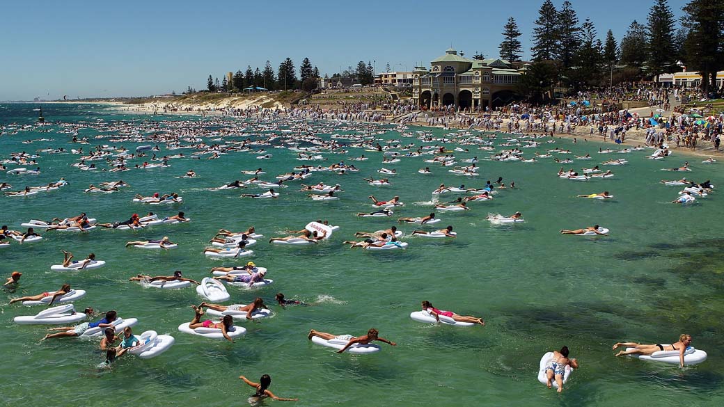 Banhistas lotam praia na cidade de Perth, no feriado do Dia da Austrália
