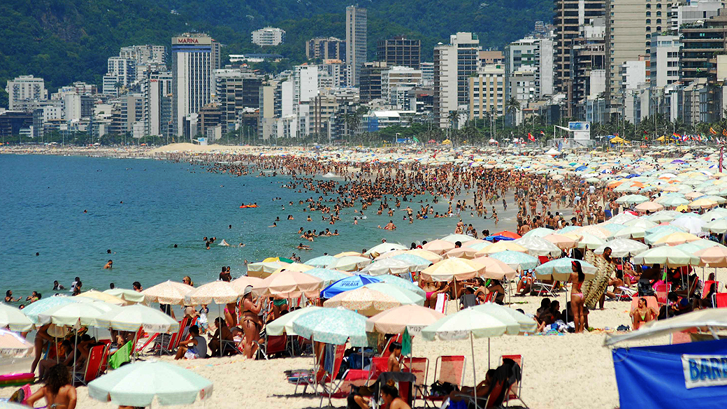 Banhistas na praia de Ipanema, na Zona Sul do Rio
