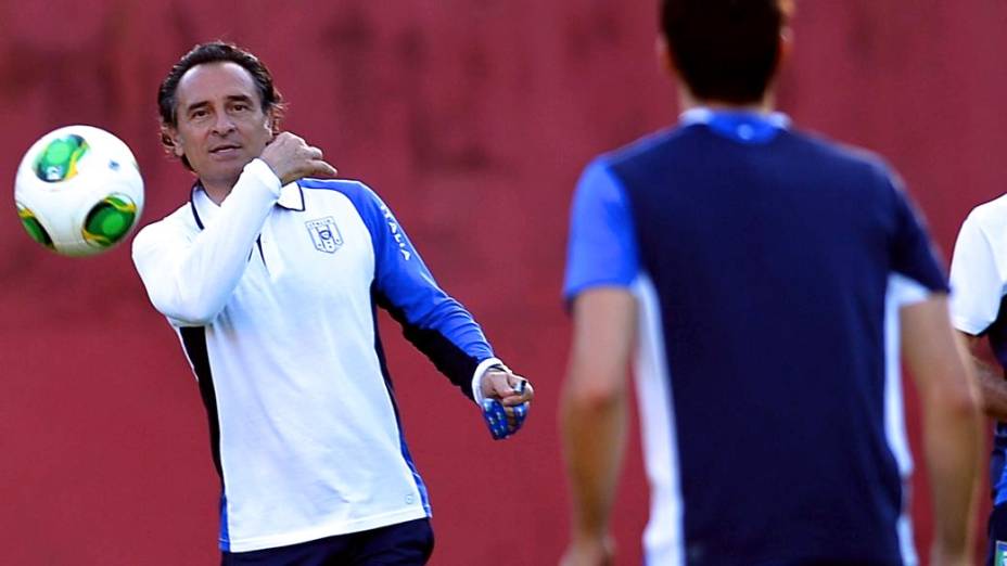 O técnico Cesare Prandelli comanda o treino da Itália em Salvador