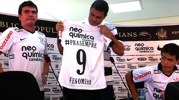 #prasempre: Ronaldo recebe a camisa 9 do Corinthians das mãos de Sanchez