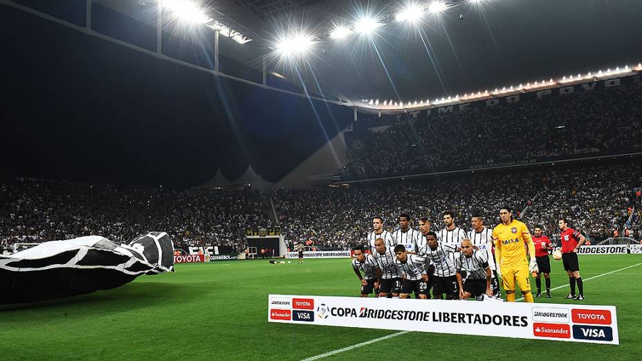 Jogadores do Corinthians antes da partida válida pela fase preliminar da Copa Libertadores, na Arena Corinthians, em Itaquera, região leste de São Paulo, nesta quarta-feira (04)