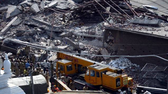 Bombeiros procuram desaparecidos nos escombros de edifício, após uma explosão onde funcionava uma fábrica em Jallandhar, na Índia