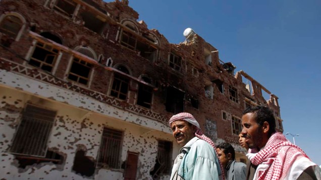 Prédio danificado durante confrontos entre seguidores do líder tribal Sadiq al-Ahmar e forças do governo em Sanaa, Iêmen