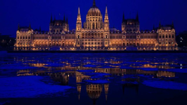 Prédio do parlamento refletido no rio Danúbio em Budapeste, Hungria
