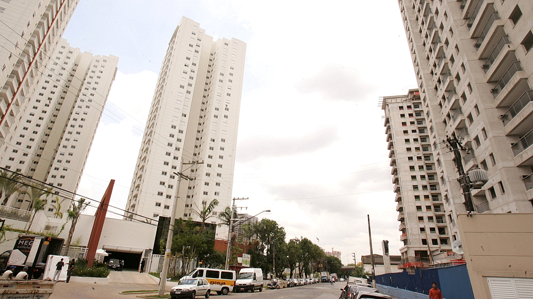 Condomínios de prédios novos e em construção na Avenida Mofarrej, na Vila Leopoldina, em São Paulo