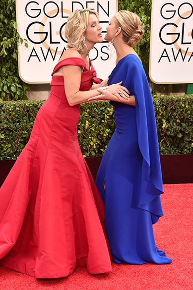 As atrizes Deborah Norville e Nancy ODell durante 72ª edição do Globo de Ouro, prêmio da associação de correspondentes de Hollywood que elege os melhores do cinema e da TV, em Los Angeles, nos EUA