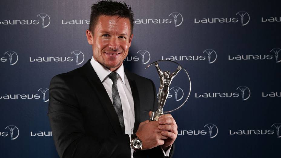 Paraquedista Felix Baumgartner, posa com o Prêmio Laureus de Atleta de Ação do ano