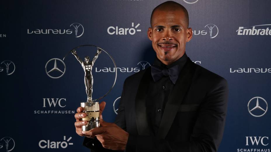 Felix Sanchez posa com o Prêmio Laureus de Melhor Retorno do ano