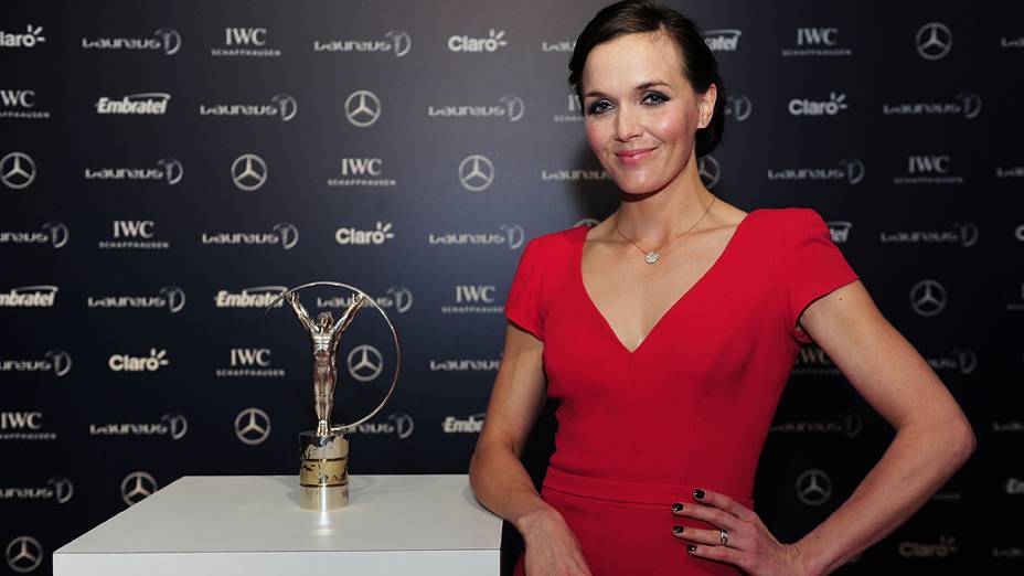 A ciclista britânica Victoria Pendleton ao lado do troféu Laureus, no Theatro Municipal do Rio de Janeiro