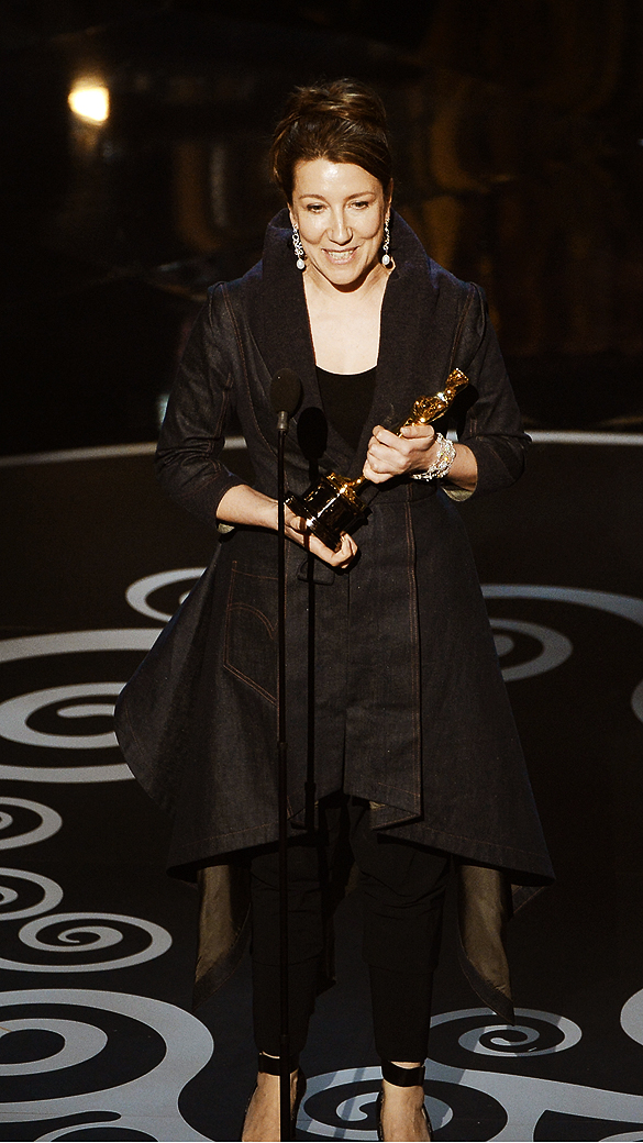 Jacqueline Durran recebe Oscar de melhor figurino por Anna Karenina durante cerimônia da academia