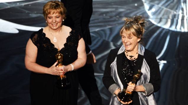 Lisa Westcott e Julie Dartnell  recebem o Oscar de cabelo e maquiagem por Os Miseráveis durante cerimônia da academia