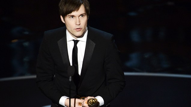 Roteirista Shawn Christensen recebe o Oscar de melhor curta-metragem durante premiação