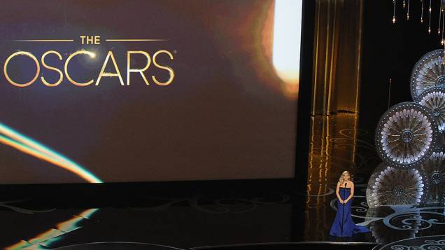 A atriz Reese Witherspoon apresenta prêmio no Oscar 2013