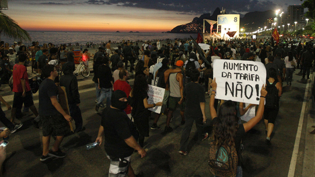 Protesto contra a realização da Copa do Mundo na orla de Copacabana