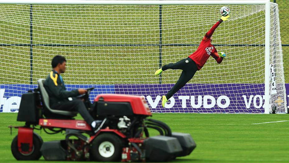 O goleiro Julio César durante o treinamento na Granja Comary, nesta terça-feira (27)