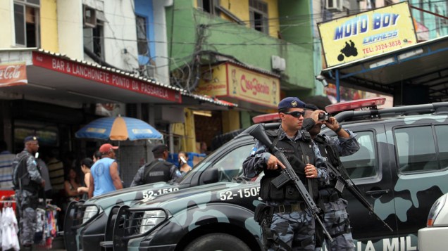 Policiais montam guarda nas saídas da favela da Rocinha, no Rio de Janeiro - 12/11/2011