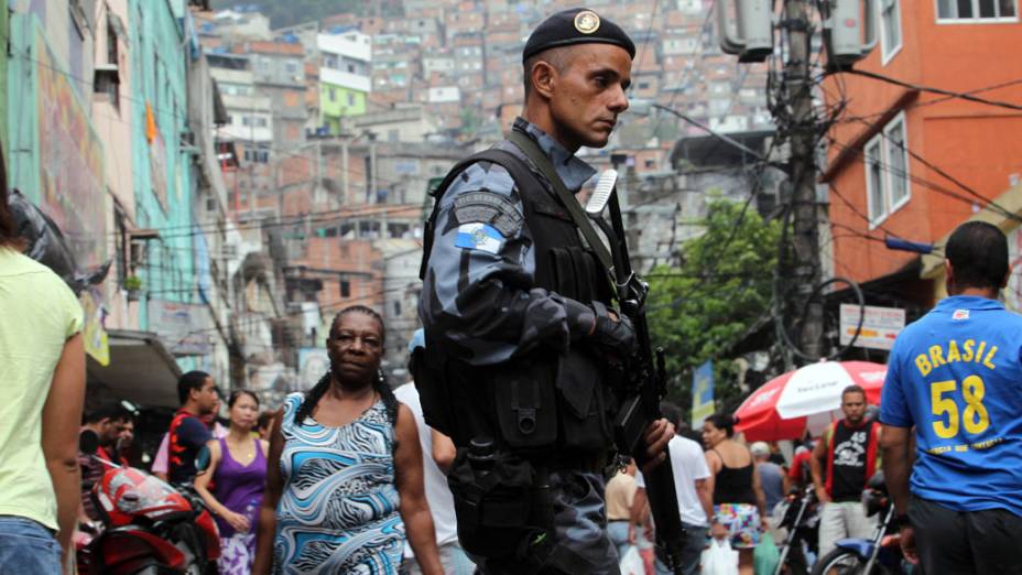Policiais montam guarda nas saídas da favela da Rocinha, no Rio de Janeiro - 12/11/2011