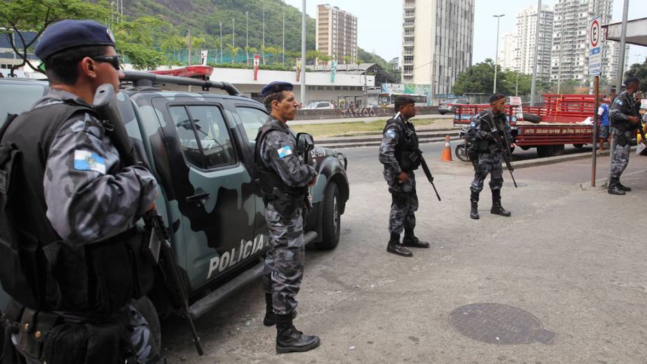 Policiais do Batalhão de Choque se posicionam em uma das saídas da favela da Rocinha - 12/11/2011