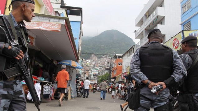 Policiais do Batalhão de Choque se posicionam em uma das saídas da favela da Rocinha - 12/11/2011
