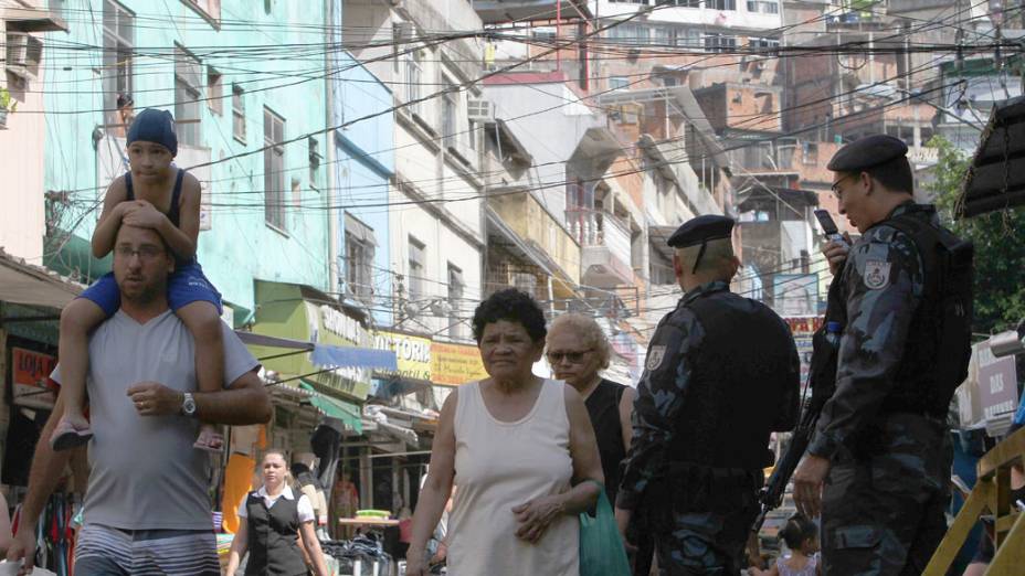 Moradores circulam normalmente, enquanto policiais do Batalhão de Choque monitoram as saídas da Rocinha, no Rio de Janeiro - 11/11/11