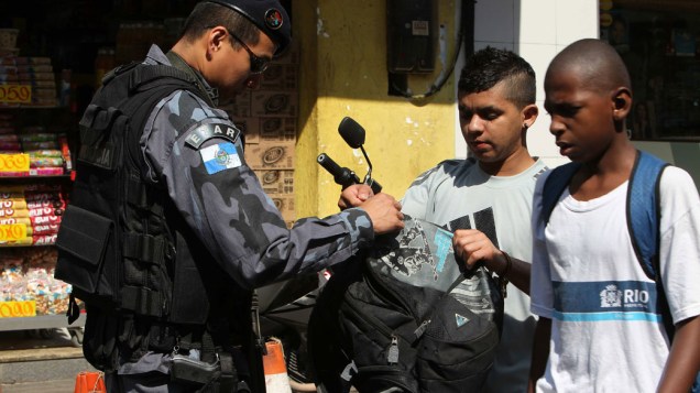 Moradores são revistados ao saírem da favela da Rocinha, no Rio de Janeiro - 11/11/11