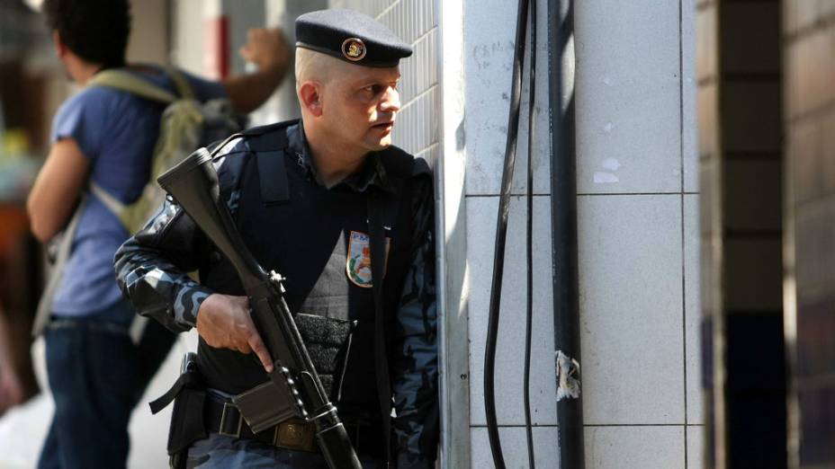 Membro da policia carioca vigia uma das saídas da Rocinha, no Rio de Janeiro - 11/11/11
