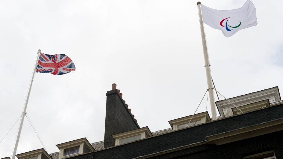 A bandeira paralímpica em 10 Downing Street, residência oficial do primeiro-ministro britânico