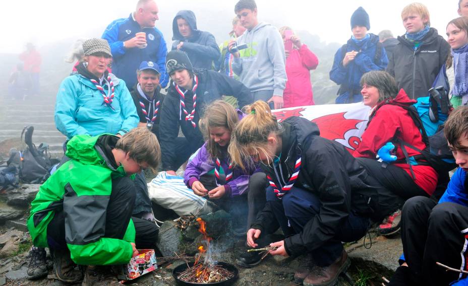 Chama paralímpica é acesa no Monte Snowdon, ponto mais alto do País de Gales, a uma semana da abertura dos Jogos