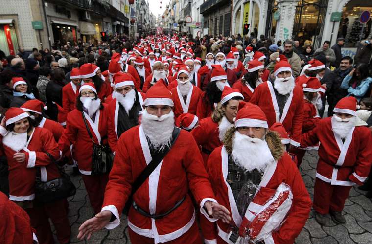 Em Portugal, milhares de Papais Noeis se reuniram para entrar para o Livro dos Recordes.