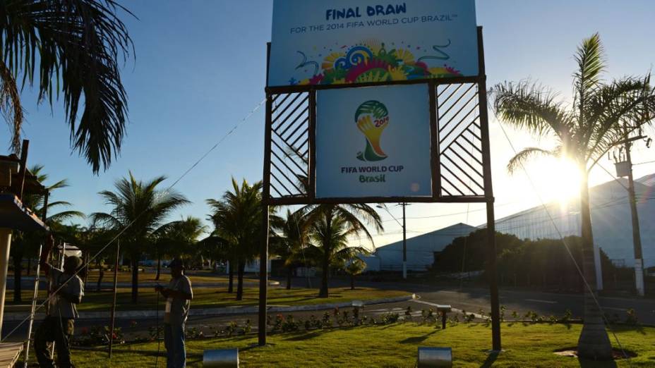 Preparativos para o sorteio dos grupos da Copa, na Costa do Sauípe