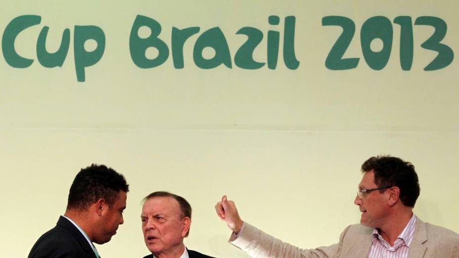 Ronaldo, José Maria Marin e Jérôme Valcke em entrevista coletiva em São Paulo