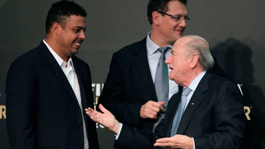 Ronaldo, Jérôme Valcke e Joseph Blatter no anúncio dos finalistas do prêmio Bola de Ouro, em São Paulo