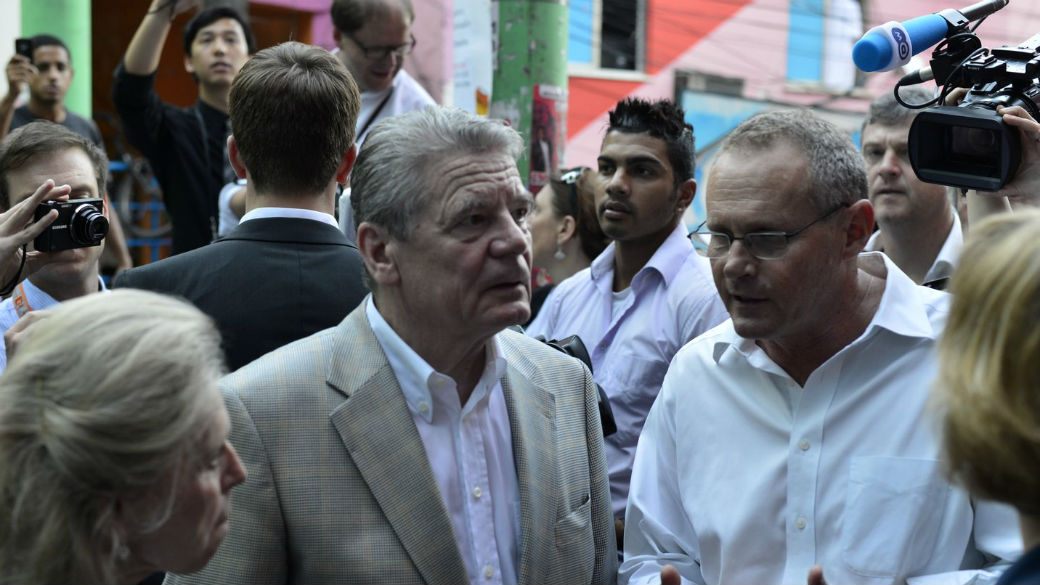 O presidente alemão Joachim Gauck visita o Morro Dona Marta, no Rio de Janeiro