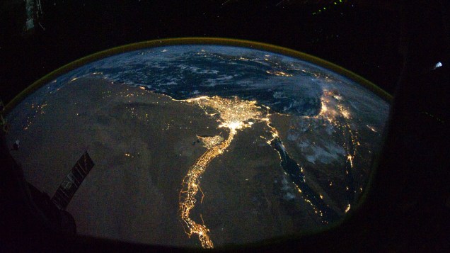 Luzes brilhantes do Cairo e de Alexandria, Egito, na costa mediterrânica. A Península do Sinai, à direita, é descrita com luzes destacando o Golfo de Suez e o Golfo de Aqaba