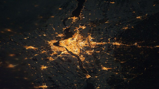 Cidade de Montreal, Quebec, Canadá. A área metropolitana (centro) ilustra o grau de urbanização claramente visível pelas luzes da cidade à noite