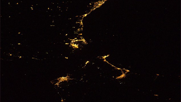 Estreito de Gibraltar, à noite visto do espaço