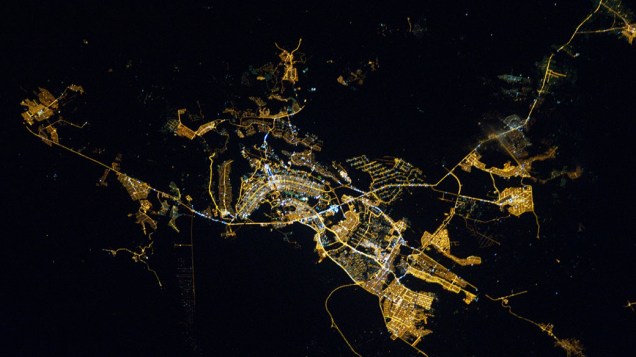 Visão noturna da cidade de Brasília, Distrito Federal, registrada pela Estação Espacial Internacional