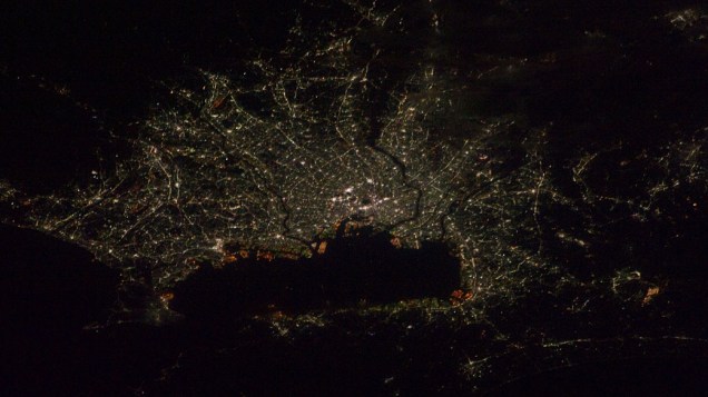 A área mais iluminada, está concentrada em Tóquio, Yokohama aparece à esquerda, abaixo do centro, junto Baía de Tóquio