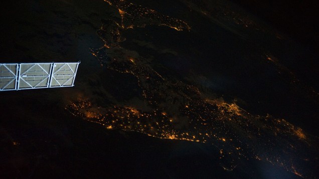 Visão noturna do sul da península Itálica capturada pela Estação Espacial Internacional