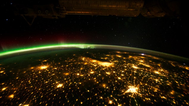 Meio-Oeste dos Estados Unidos durante a noite, em verde, uma Aurora Boreal