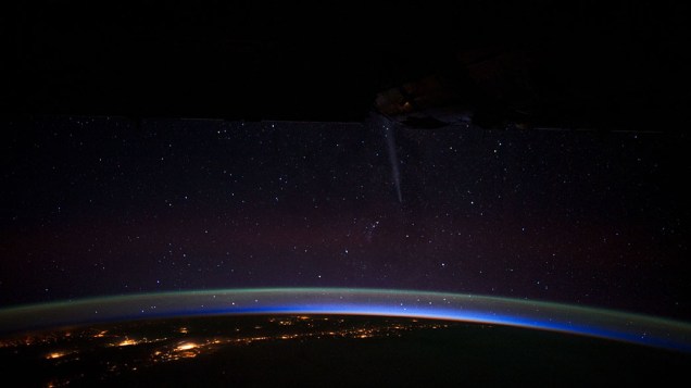 Cometa Lovejoy através do céu cheio de estrelas. A massa de terra é a costa sudoeste do Chile, com várias cidades costeiras, perto da capital Santiago