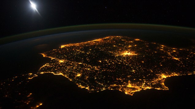 Península Ibérica, com o Estreito de Gibraltar e Marrocos aparece no canto inferior esquerdo. A lua aparece no canto superior esquerdo