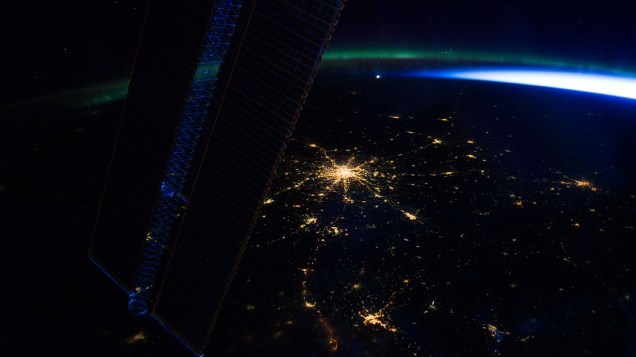 Moscou, Rússia aparece fotografada por um dos membros da tripulação da Estação Espacial Internacional, voando a uma altitude de aproximadamente 240 quilômetros