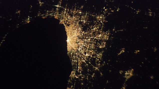 Imagem de Chicago, Illinois, à noite, tomada por uma Expedição a bordo da Estação Espacial Internacional, mostra o centro da cidade e às principais estradas ao longo da costa do Lago Michigan