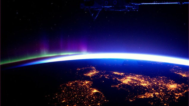 Reino Unido e Irlanda, no fundo uma aurora boreal